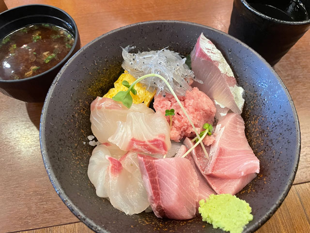 海鮮丼ランチと佐渡の日本酒